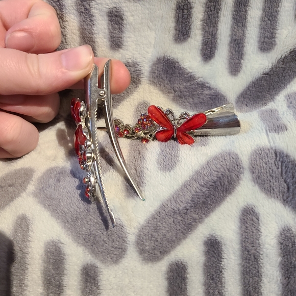Set of 2 Red Butterfly 🦋 hair clips - Picture 4 of 5